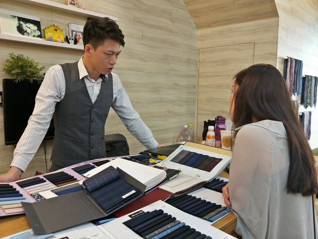 歐爵店內布料選擇與需求諮詢