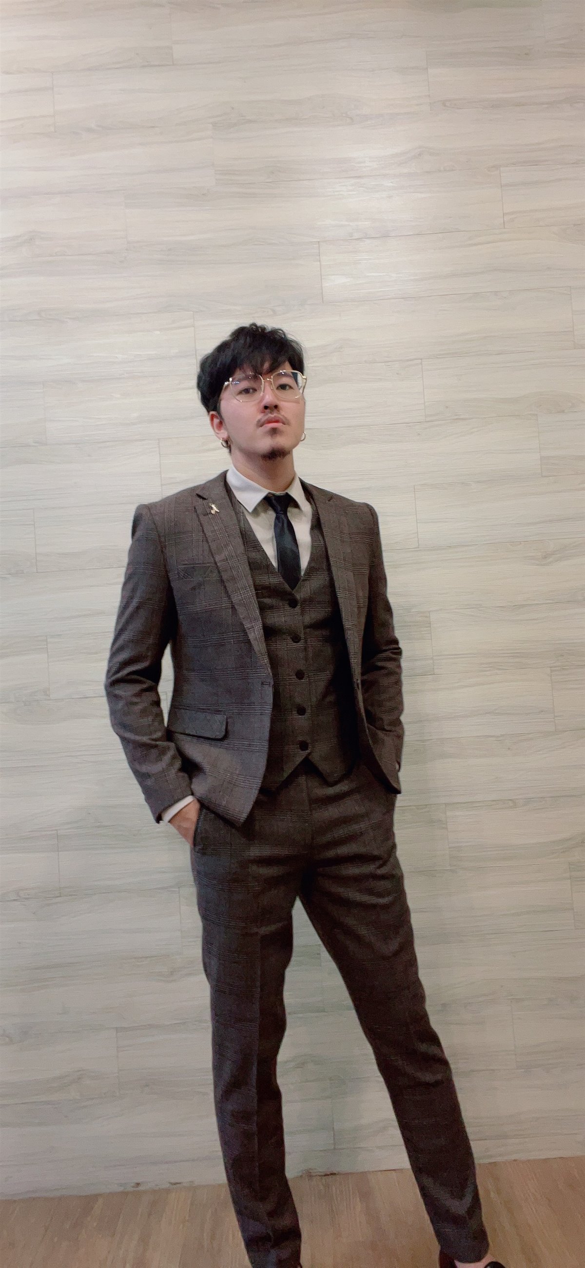 歐爵深棕格紋三件式出租西裝實穿